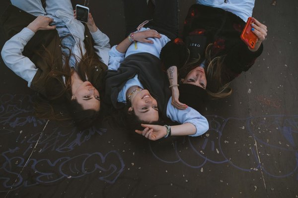 Le Minimalisme Modernise et Redéfinit l'Élégance Parisienne